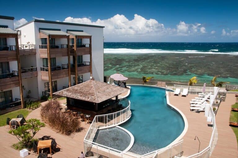 Luxury beachfront resort with pool and ocean view in Le Battant Des Lames.